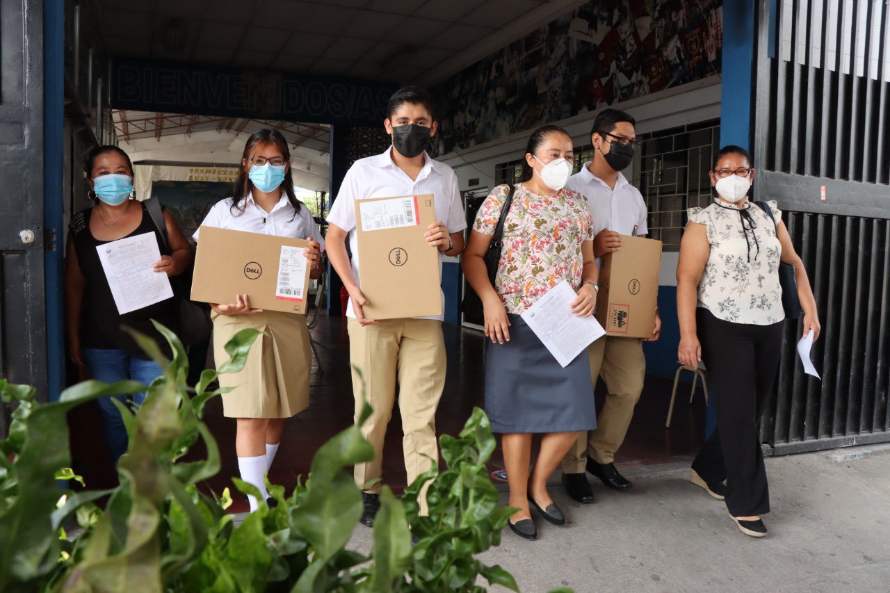 Estudiantes de San Vicente continuarán con aprendizaje gracias a computadoras entregadas por el Gobierno estudiantes-de-san-vicente-continuaran-con-aprendizaje-gracias-a-computadoras-entregadas-por-el-gobierno